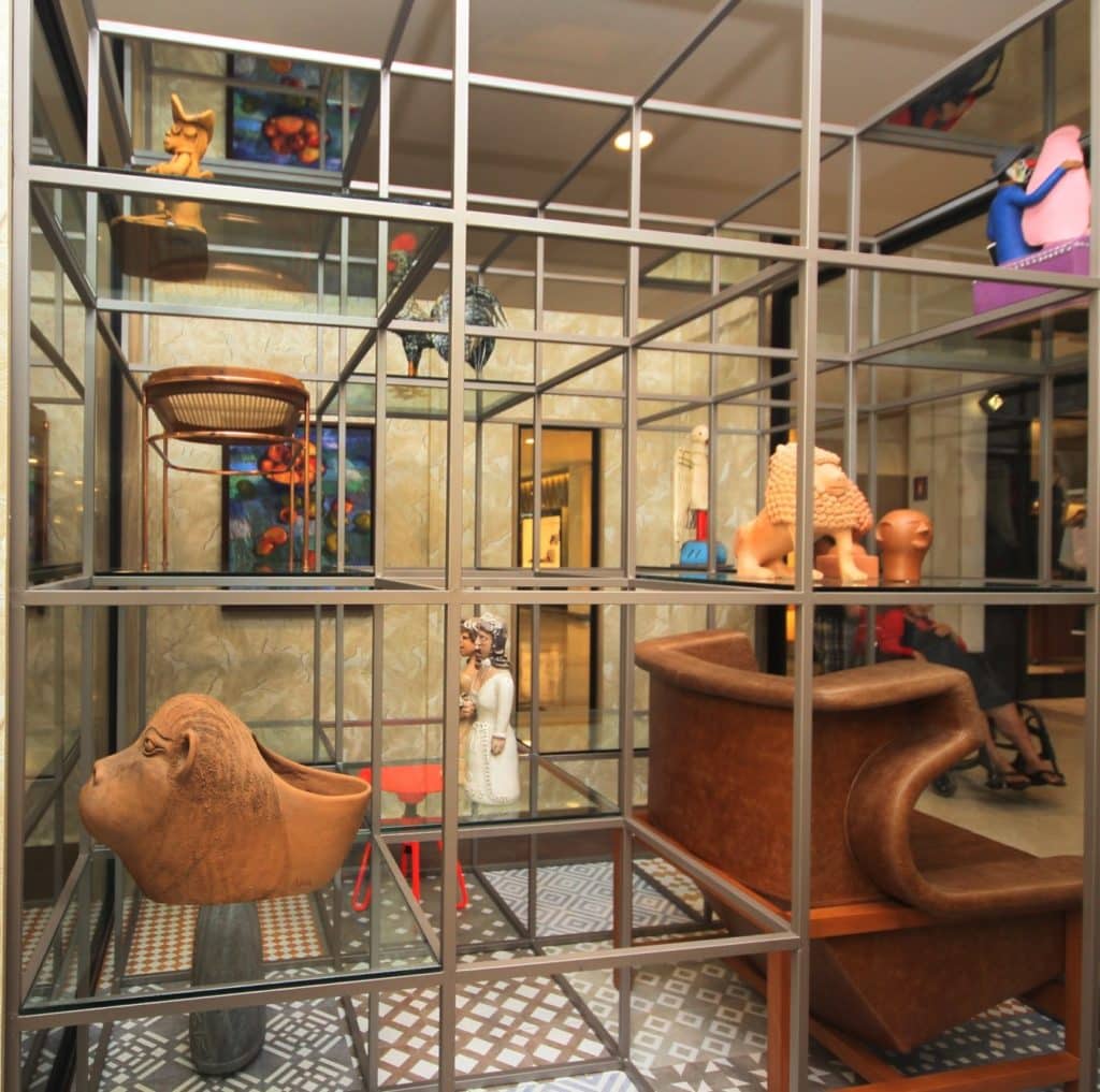 As arquitetas destacaram no ambiente diversos tipos de obras de arte e de artesanato