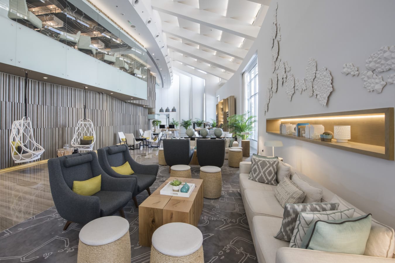 O Hub do Le Royal Meridien possui pequenas ilhas com sofás e poltronas para propocionarem conforto aos hóspedes Foto Birgitte Godski - Le Royal Meridien traz novo olhar sobre arquitetura em Dubai