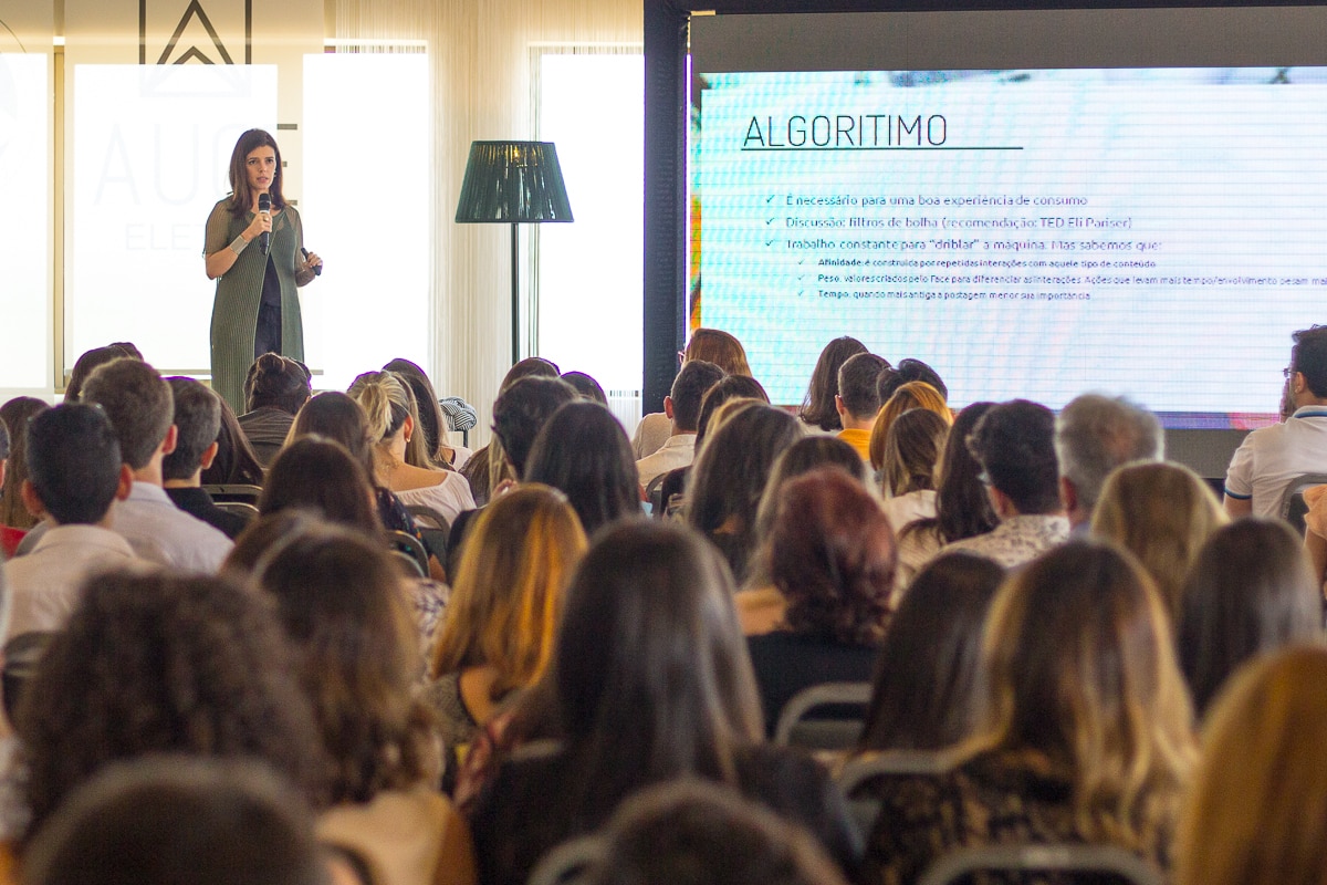 Lucila Turqueto fala sobre marketing digital para o mercado de arquitetura e design de interiores.