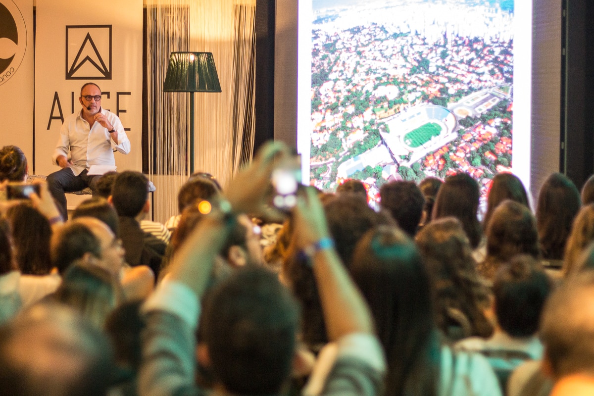 pessoas reunidas assistindo a palestra