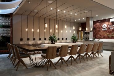 espaço com mesa de cadeiras decorativas