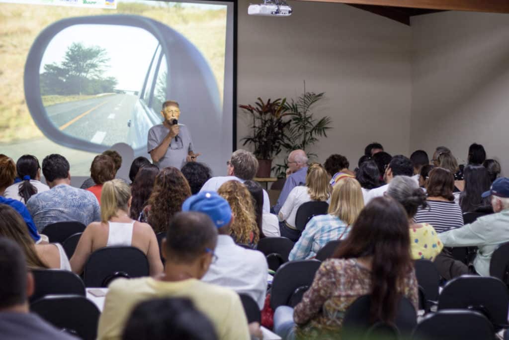 Raul Cânovas em palestra sobre jardins do futuro
