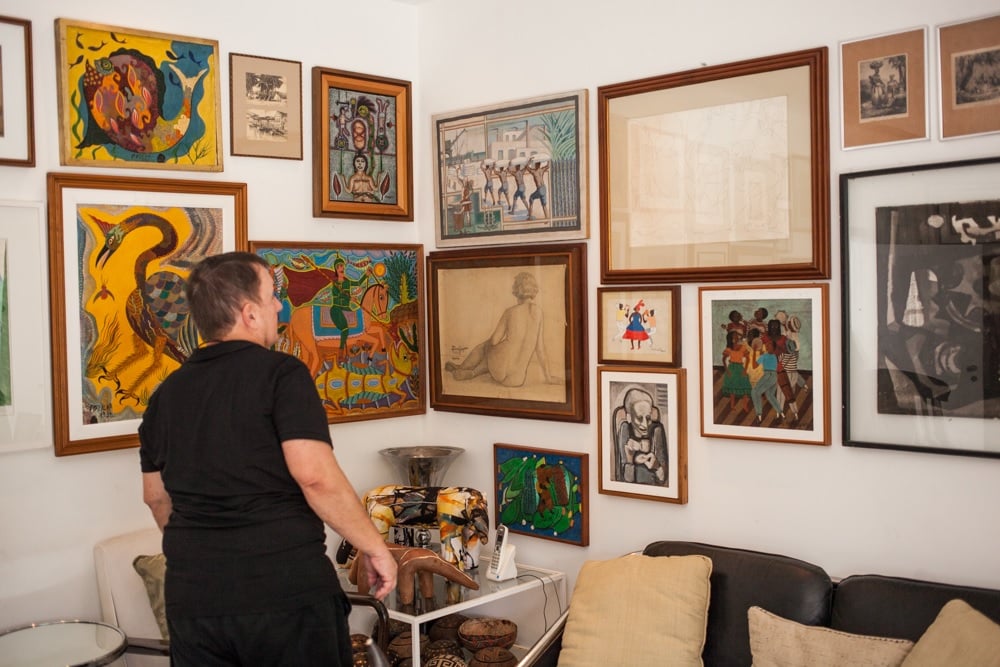 Carlos Augusto Lira confere peças de arte popular no seu acervo (Foto: Lucas Oliveira)