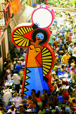 Gigante do cenário idealizado por Joana Lira para o Carnaval 2007 do Recife