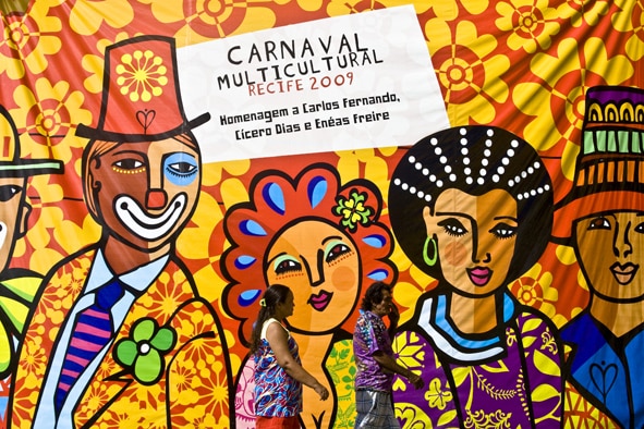 Pessoas passam pelo painel da cenografia assinada por Joana Lira para o carnaval 2009 do Recife