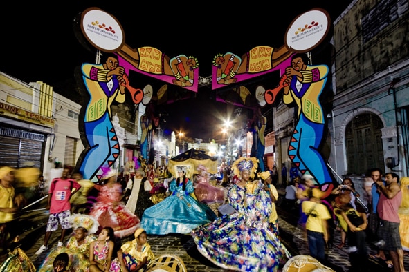 Apresentação de Maracatu no Recife com cenografia de Joana Lira no ano de 2010