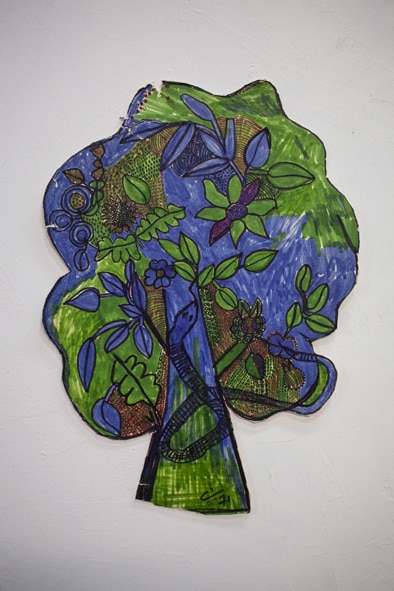 Obra de Conchita Brennand que traz a natureza e símbolos em azul e verde