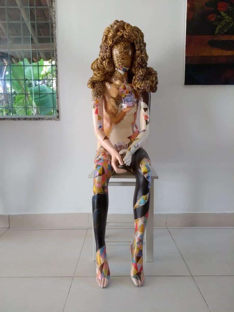 Mulher retratada por Rayanne Ferreira