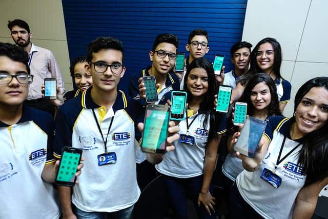 Novo aplicativo da Fenearte 2019 Imagem de um grupo de estudantes com celular na mão mostrando o app Fenearte 2019
