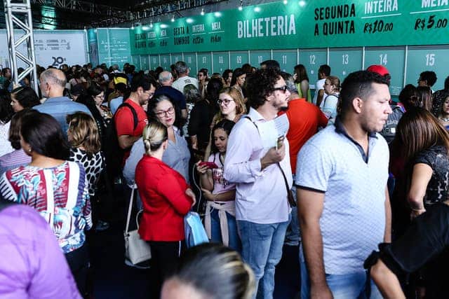 Fenearte 2019 ingressos Imagem de pessoas comprando ingressos para a Fenearte 2019