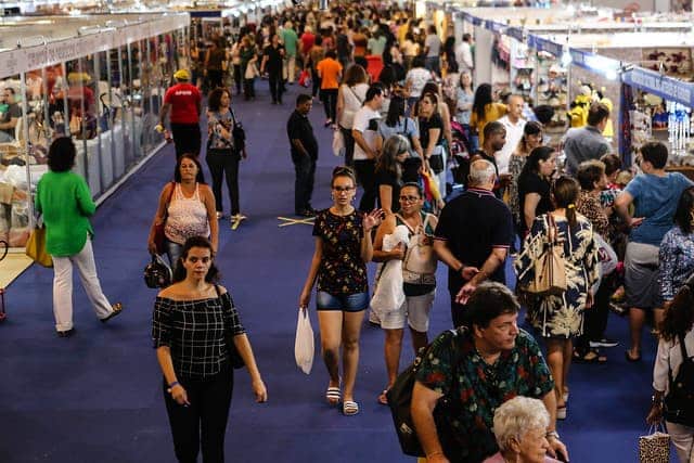 Fenearte 2019 atrai muitas pessoas Imagem de pessoas circulando nos corredores da feira de artesanato Fenearte 2019