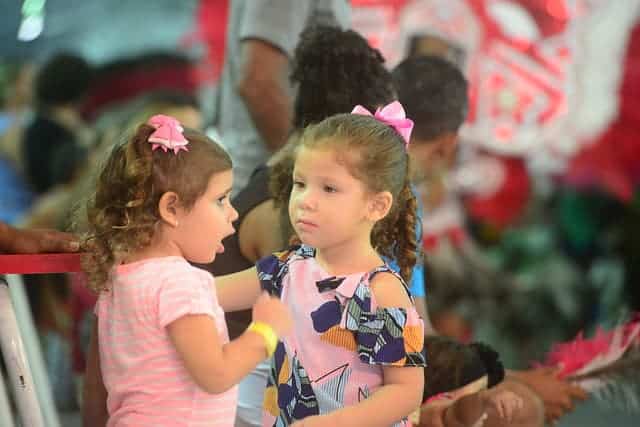 Imagem de duas meninas interagindo na Fenearte 2019