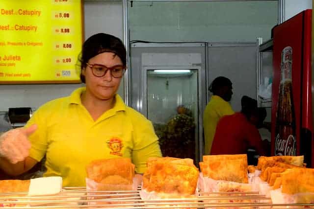 Imagem de vendedora de pastel na feira