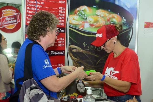Imagem de uma pessoa comprando comida