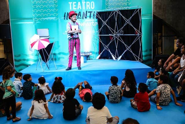 Teatro para crianças na Fenearte 2019 Palco Fenearte 2019 interagindo com as crianças