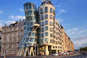 Casa Dancante Praga Republica Tcheca Vladimir Sazonov Shutterstock.com  370x247 - Construções diferenciadas: confira as obras espalhadas pelo mundo