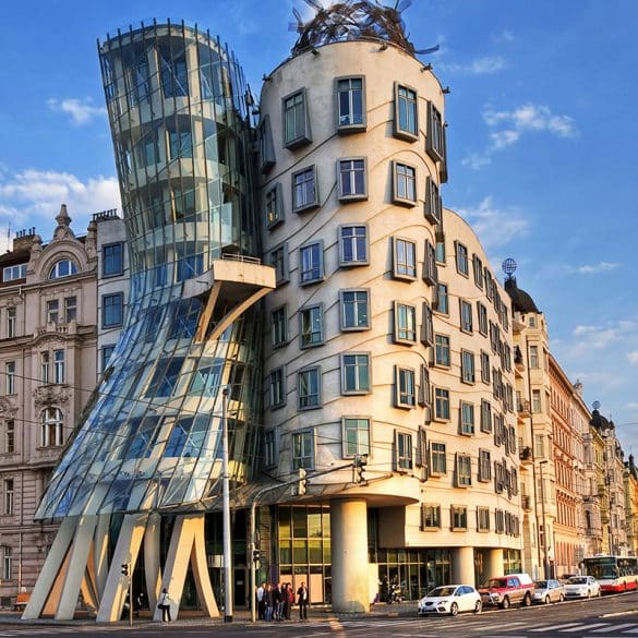 Casa Dancante Praga Republica Tcheca Vladimir Sazonov Shutterstock.com  585x585 - Construções diferenciadas: confira as obras espalhadas pelo mundo