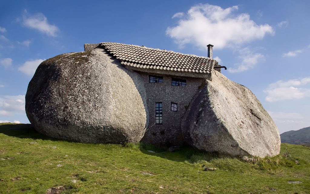 Casa de Pedra Guimaraes Portugal Marafona Shutterstock.com  1024x640 - Construções diferenciadas: confira as obras espalhadas pelo mundo