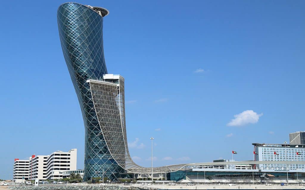 Edificio Capital Gate Abu Dhabi Emirados Arabes Unidos Konstantin Tcelikhin Shutterstock.com  1024x640 - Construções diferenciadas: confira as obras espalhadas pelo mundo