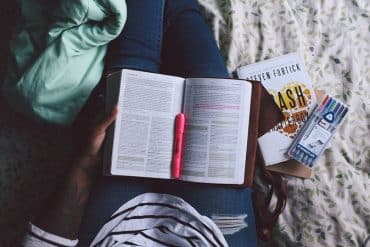 leitura   jazmin quaynor  unsplash.com 720 370x247 - Organização da casa: Veja 8 livros inspiradores