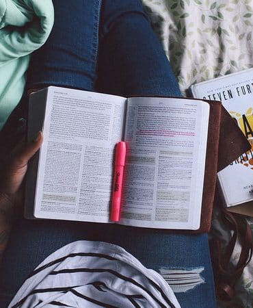 leitura   jazmin quaynor  unsplash.com 720 370x450 - Organização da casa: Veja 8 livros inspiradores