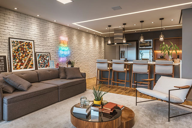 Apartamento foca em integração de ambientes e décor moderno revistaSIM Arquitetura Apt Altera Arquitetura Sala de estar e cozinha Credito Photons Fotografia Henrique Ribeiro - Apartamento foca em integração de ambientes e décor moderno