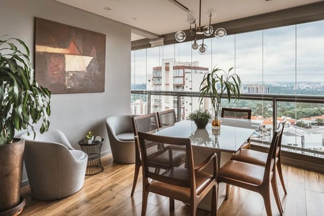 Apartamento foca em integração de ambientes e décor moderno revistaSIM Arquitetura Apt Altera Arquitetura Sala de jantar Credito Photons Fotografia Henrique Ribeiro - Apartamento foca em integração de ambientes e décor moderno