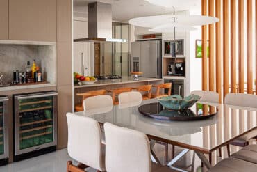 Apto de 200m² apostou na integração dos espaços com a cozinha revistaSIM Arquitetura Apartamento no Rio de Janeiro DESTAQUE 2 Credito Dhani Borges 370x247 - Apto de 200m² apostou na integração dos espaços com a cozinha