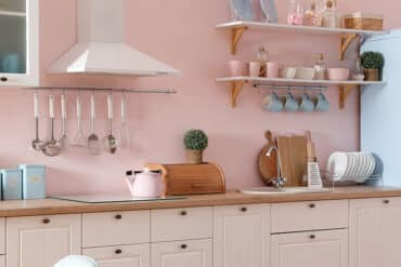 Confira as dicas de arquitetura e aposte nas cozinhas coloridas revistaSIM Arquitetura Cozinhas coloridas DESTAQUE Foto New Africa Shutterstock 370x247 - Confira as dicas de arquitetura e aposte nas cozinhas coloridas