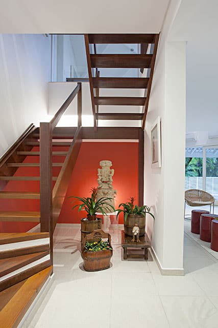 revistaSIM Arquitetura Vao de escada Jardim Credito Gui Morelli - Saiba como aproveitar o vão embaixo da escada