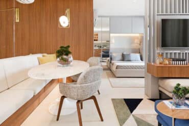 revistaSIM Arquitetura Loft 48m2 DESTAQUE Credito Marcus Camargo 370x247 - Com soluções práticas um loft de 48m² passa a ideia de amplitude