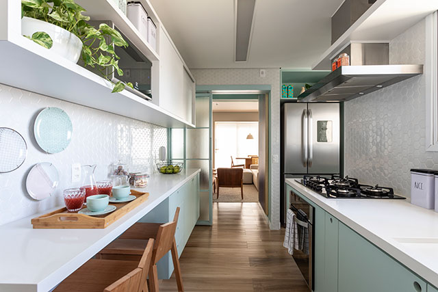 Arquiteta investe em tons suaves para apartamento revistaSIM Arquitetura Cores Suaves Cozinha 1 Credito Evelyn Muller - Arquiteta investe em tons suaves para apartamento