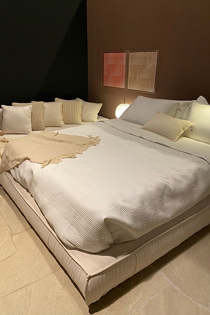 Confira as tendências da CASACOR SP 2021 cama estofada 01 - Confira as tendências da CASACOR SP 2021