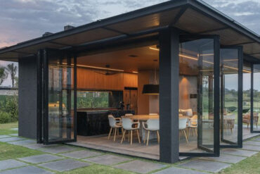 revistasim casa de veraneio estrutura metalica estudio Marion capa 370x247 - Confira os detalhes de uma casa de veraneio para você se inspirar