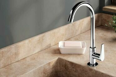 revistasim dicas limpar metais banheiro 01 370x247 - 2 dicas para manter os metais do banheiro e cozinha brilhantes e limpos 