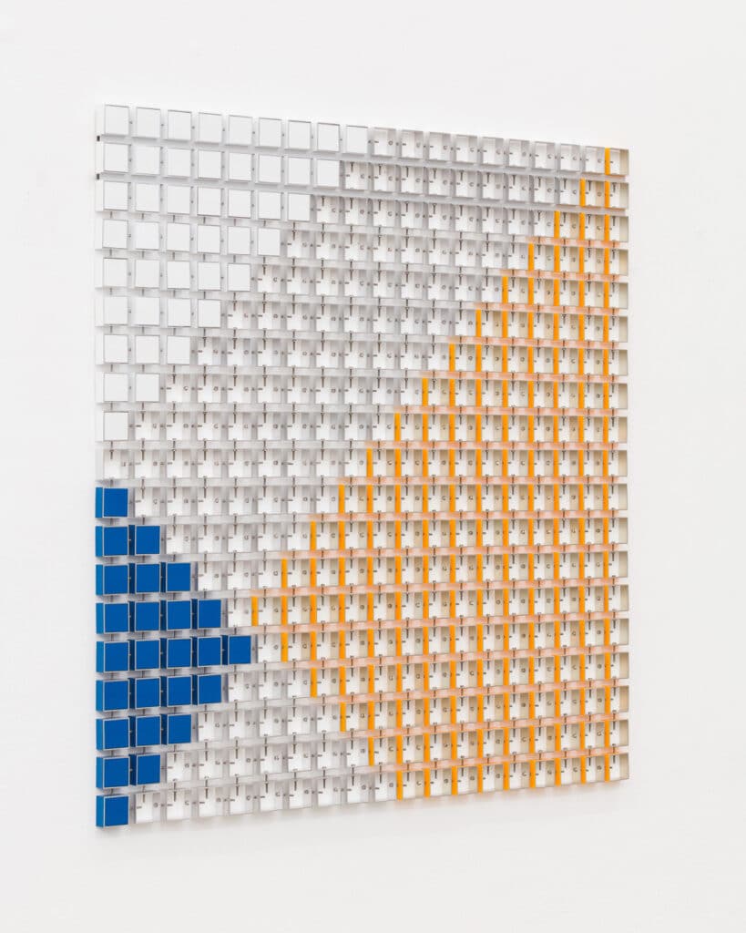 um quadro com vários pequenos quadrados formam a imagem geométrica 