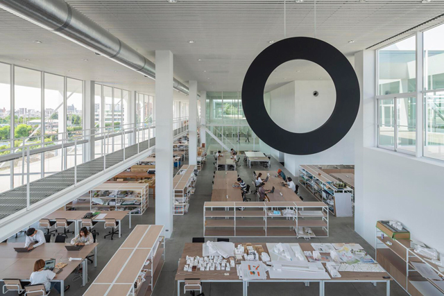 Imagem de uma biblioteca projetada pelo japonês Riken Yamamoto  ganhador do Prêmio Pritzker 2024