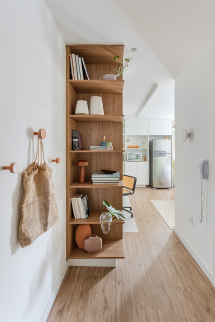 Projeto de studio de 40 m² vira moradia funcional e aconchegante em SP Reforma Studio Sao Paulo Rapahel wittmann 01 - Projeto de studio de 40 m² vira moradia funcional e aconchegante em SP