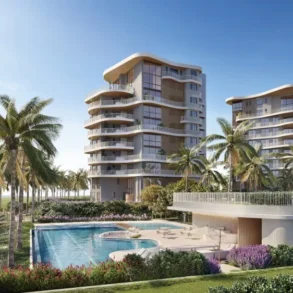 Renderização de dois edifícios residenciais com varandas curvas e fachada bege, cercados por palmeiras, jardins e piscina à beira-mar.