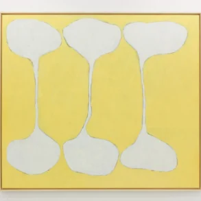 Pintura abstrata emoldurada com fundo amarelo e três formas brancas em ampulheta, lembrando ossos, dispostas verticalmente na tela.