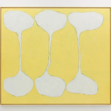 Pintura abstrata emoldurada com fundo amarelo e três formas brancas em ampulheta, lembrando ossos, dispostas verticalmente na tela.